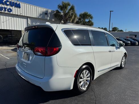 Used 2017 Chrysler Pacifica Touring-L FWD image 8