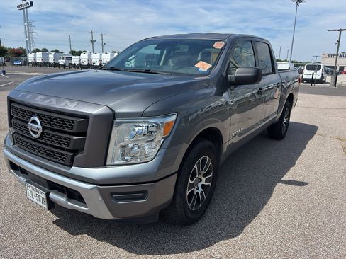 Used 2022 Nissan Titan SV RWD image 2