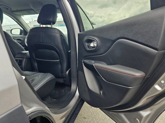 Used 2022 Jeep Cherokee Trailhawk w/ Premium Leather Package AWD/4WD image 19