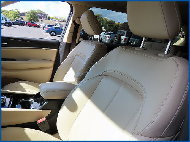 Used 2022 Jeep Grand Cherokee L Limited AWD/4WD image 16
