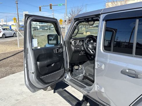 Used 2018 Jeep Wrangler Unlimited Sahara image 10