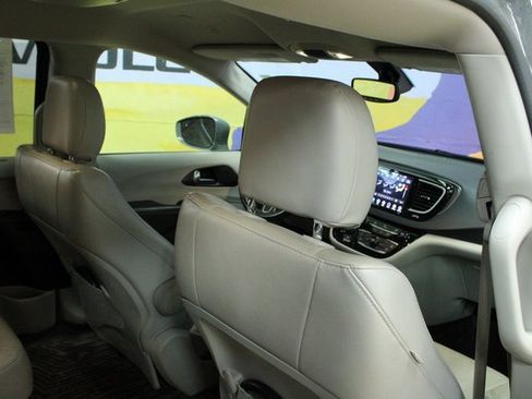 Used 2020 Chrysler Pacifica Touring-L image 10