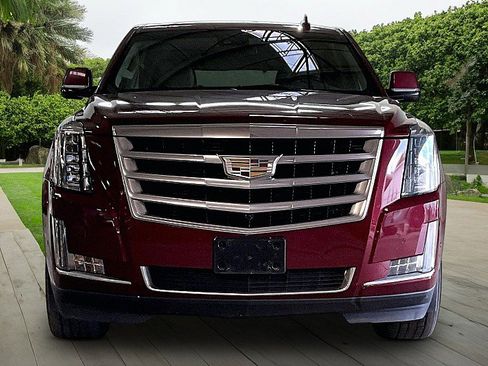 Used 2017 Cadillac Escalade Luxury RWD image 2