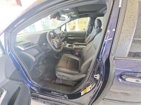 Used 2022 Toyota Sienna XSE w/ XSE Plus Package image 10