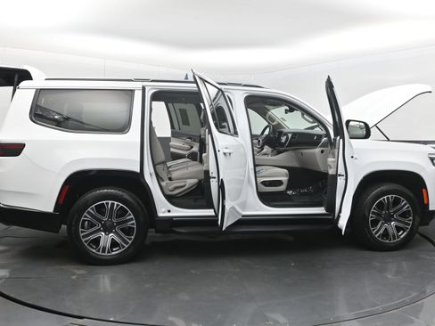 Used 2024 Jeep Wagoneer Series II w/ Flexible Seating Group RWD image 46