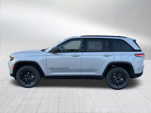 New 2025 Jeep Grand Cherokee Altitude image 8