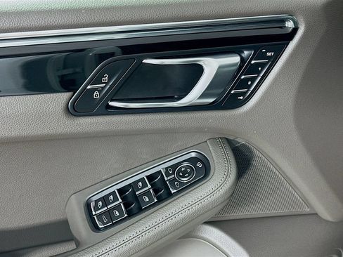 Certified 2025 Porsche Macan AWD/4WD image 20