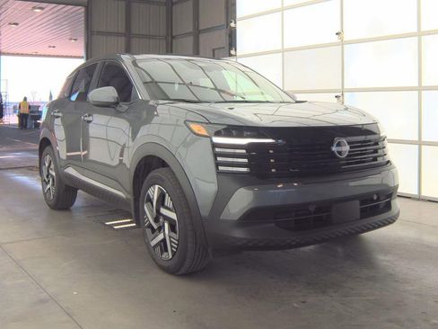 Used 2025 Nissan Kicks SV image 3