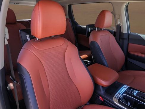 Used 2023 Kia Carnival SX Prestige image 36