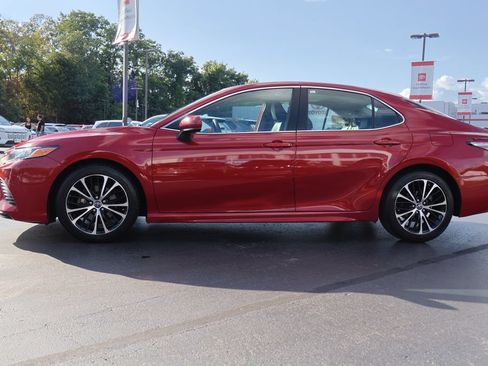 Used 2019 Toyota Camry SE FWD image 3
