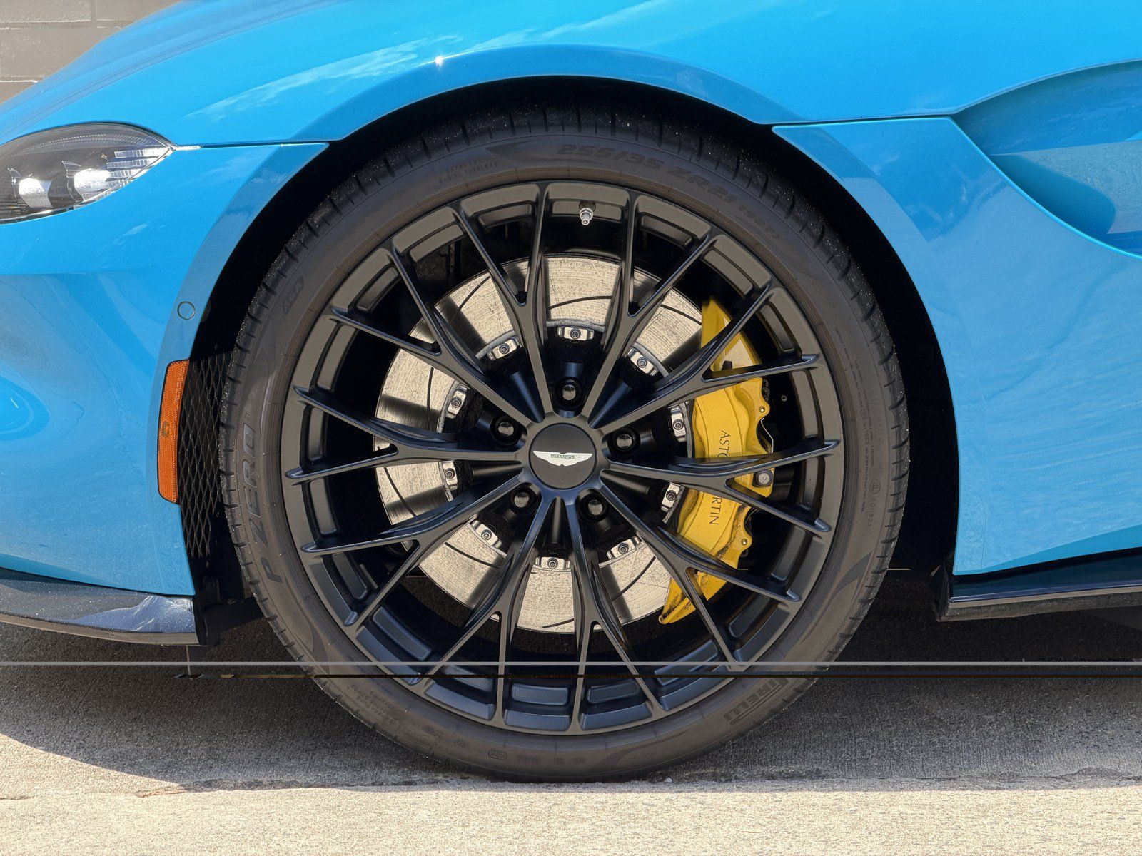 Used 2023 Aston Martin V8 Vantage Coupe RWD image 4