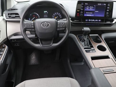 Used 2024 Toyota Sienna LE image 13