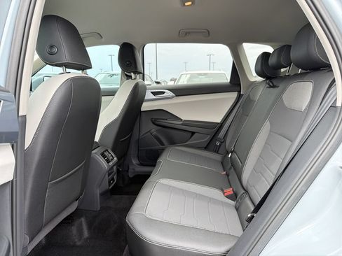 Used 2025 Volkswagen Taos SE FWD image 13