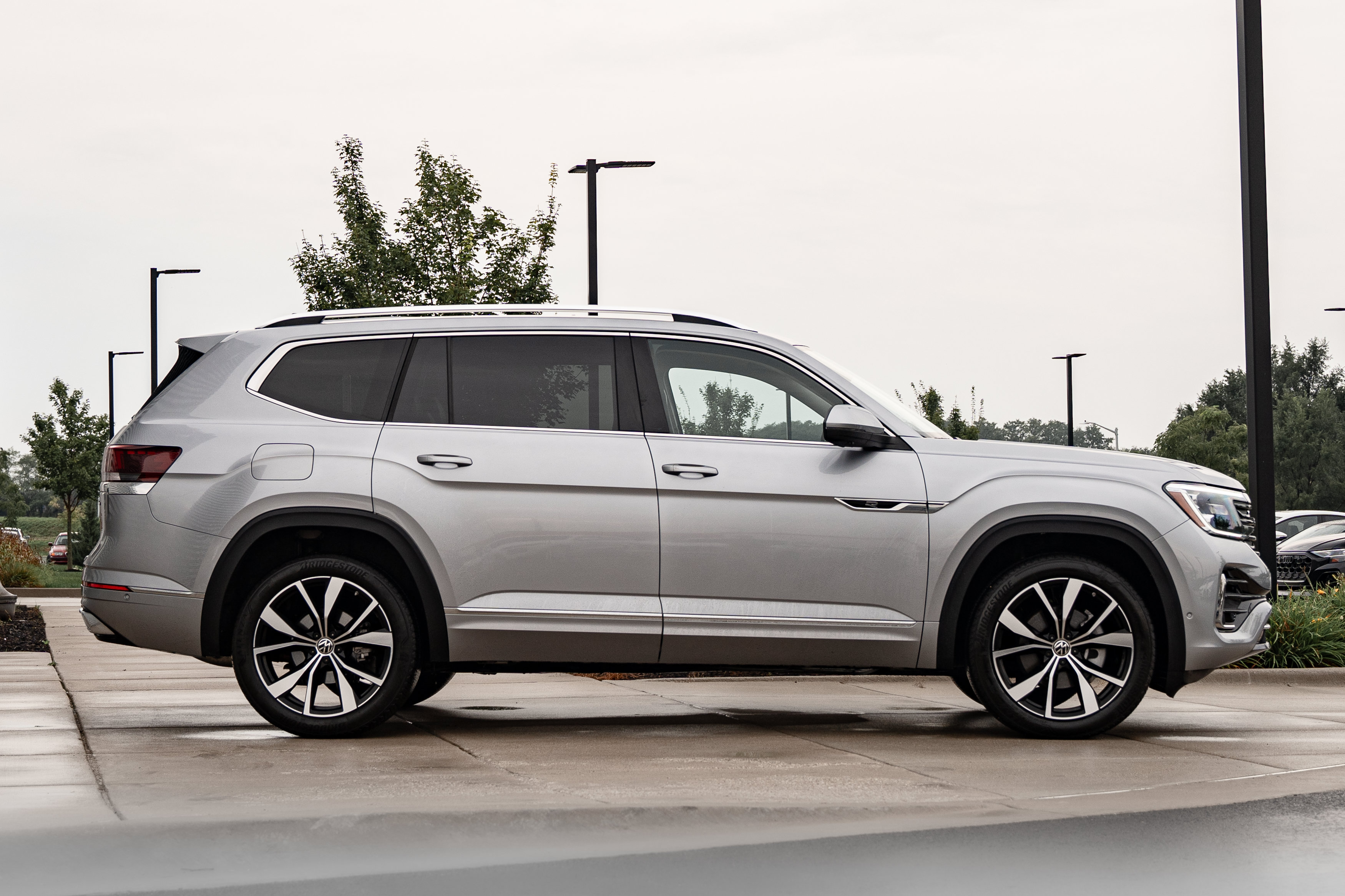 Used 2024 Volkswagen Atlas SEL Premium R-Line AWD/4WD image 3