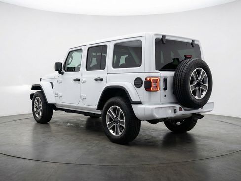 Used 2025 Jeep Wrangler Sahara image 6