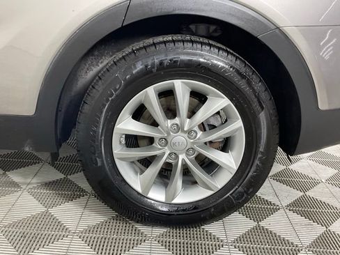 Used 2017 Kia Sorento AWD image 8