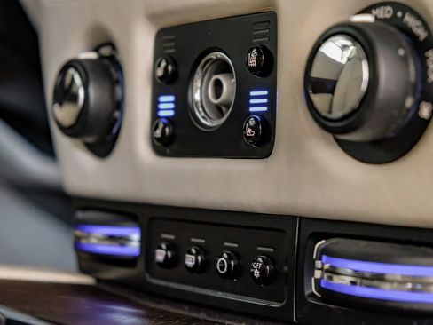 Used 2016 Rolls-Royce Wraith image 24