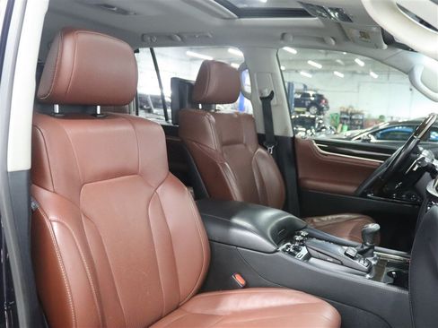 Used 2019 Lexus LX 570 4WD w/ Luxury Package image 37