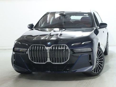 Used 2025 BMW i7 xDrive60 image 3
