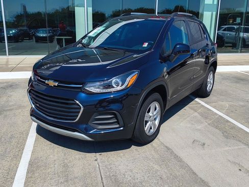 Used 2022 Chevrolet Trax LT w/ LT Convenience Package AWD/4WD image 3