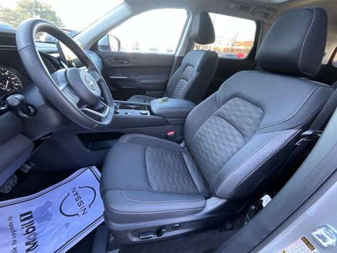Used 2025 Nissan Pathfinder SV w/ SV Premium Package image 42