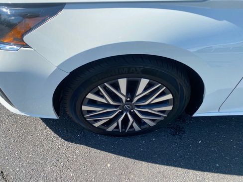 Used 2025 Nissan Altima 2.5 SV FWD image 12