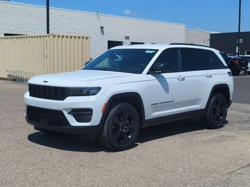 Used 2023 Jeep Grand Cherokee Altitude AWD/4WD image 7