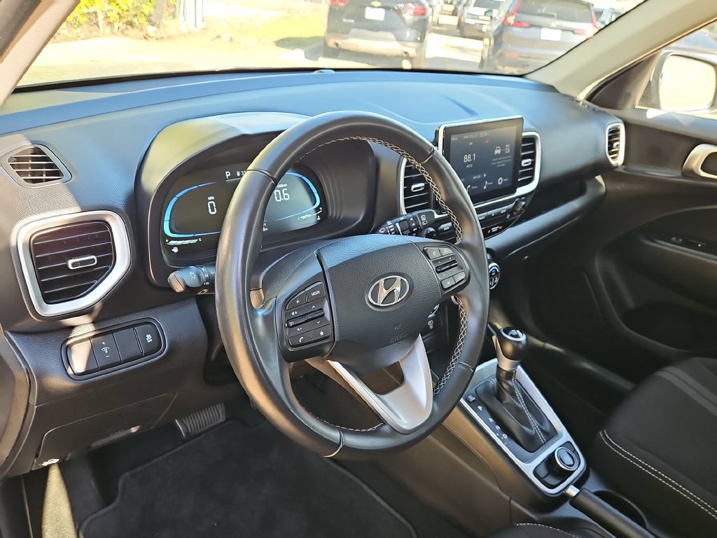 Used 2025 Hyundai Venue SEL FWD image 15