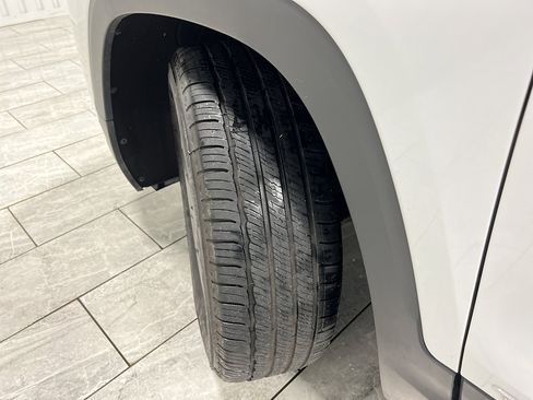 Used 2024 GMC Terrain SLT image 36