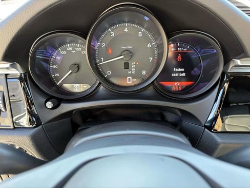 Certified 2025 Porsche Macan image 30