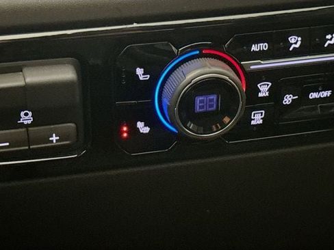 Used 2024 Chevrolet Silverado 2500 LT w/ Convenience Package image 21