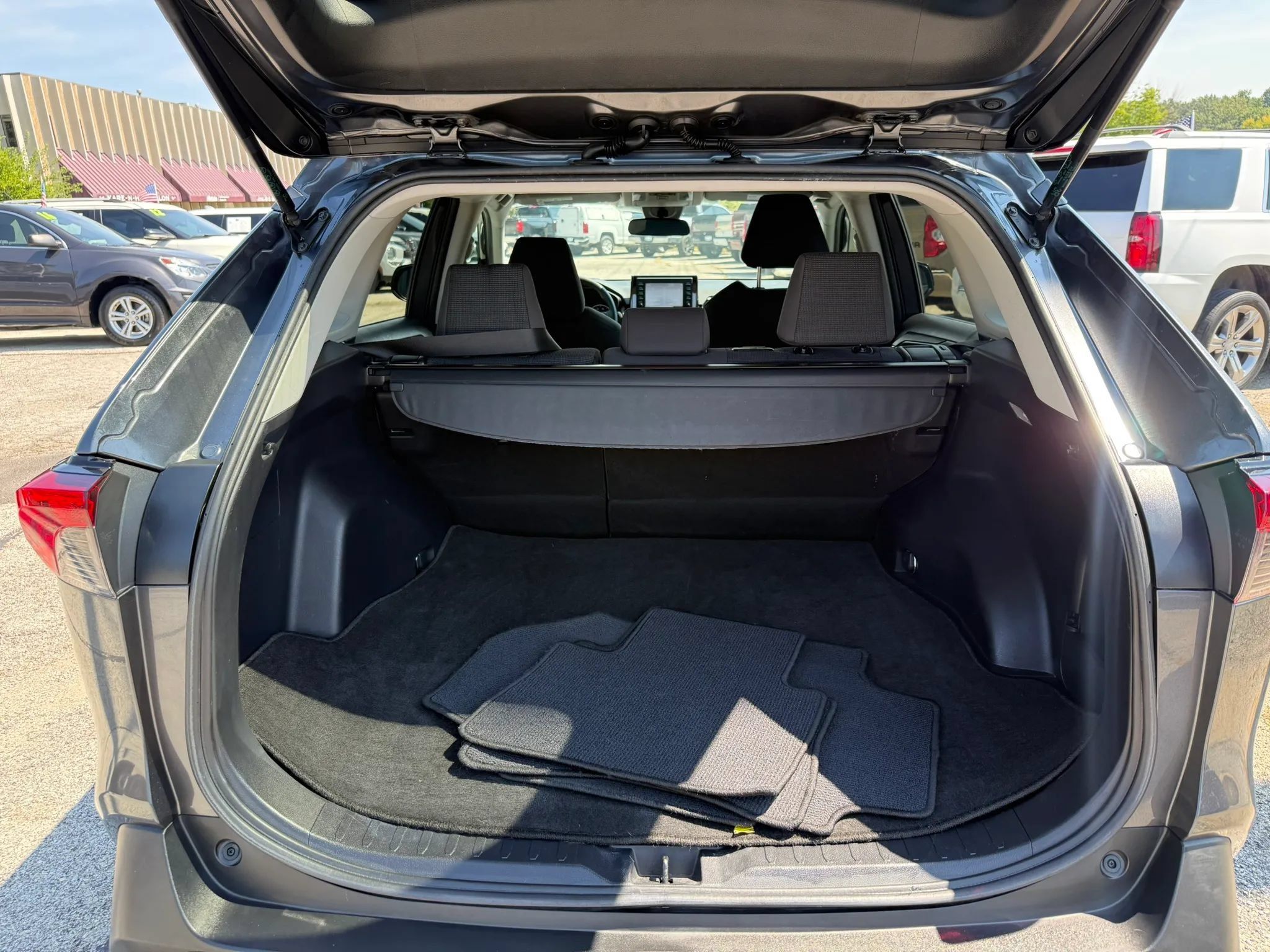 Used 2020 Toyota RAV4 LE FWD image 5