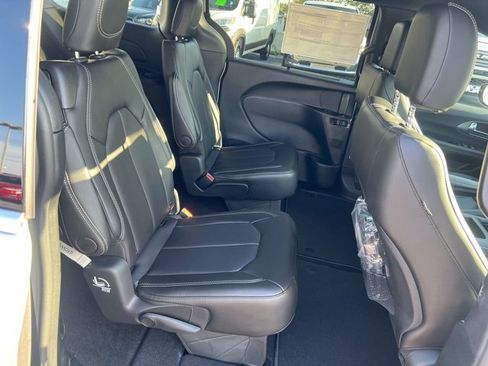 New 2026 Chrysler Pacifica Select image 25