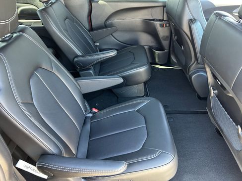 New 2026 Chrysler Pacifica Select image 10