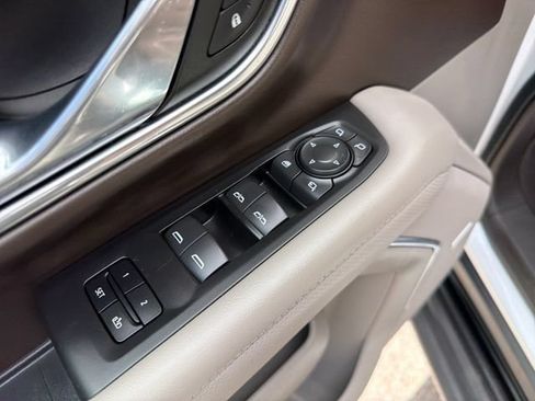 Used 2023 GMC Yukon SLT w/ SLT Premium Package AWD/4WD image 11