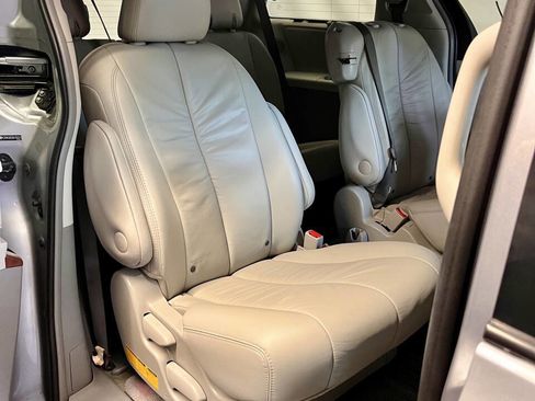 Used 2011 Toyota Sienna XLE image 22