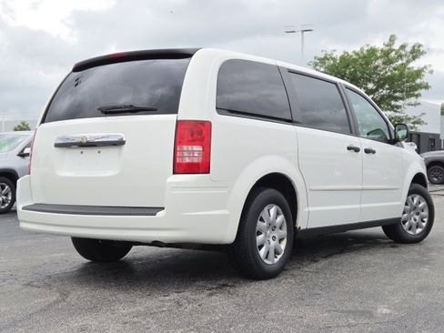 Used 2008 Chrysler Town & Country LX FWD image 8