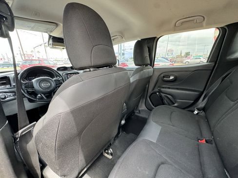 Used 2018 Jeep Renegade Altitude FWD image 31