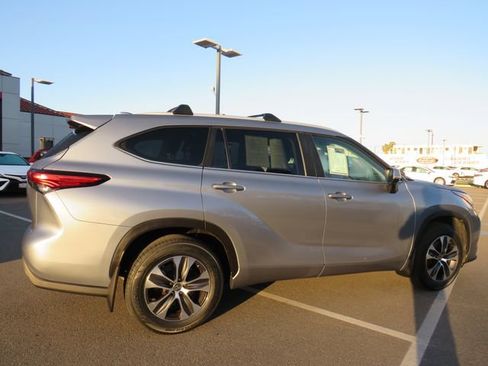 Certified 2023 Toyota Highlander XLE image 13