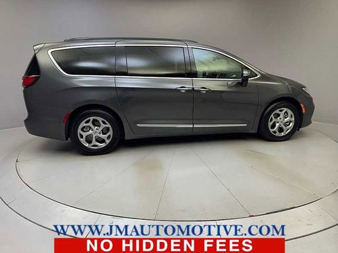 Used 2023 Chrysler Pacifica Limited image 6