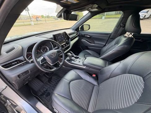 Used 2022 Toyota Highlander XSE FWD image 11