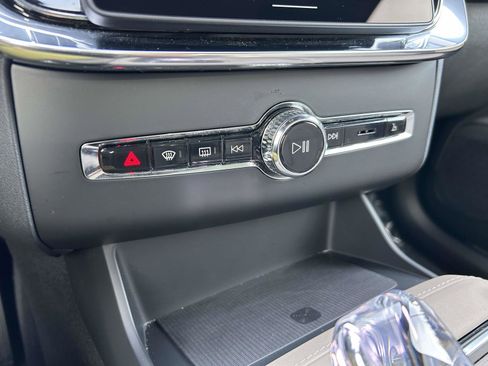 Certified 2025 Volvo XC90 B6 Plus image 26