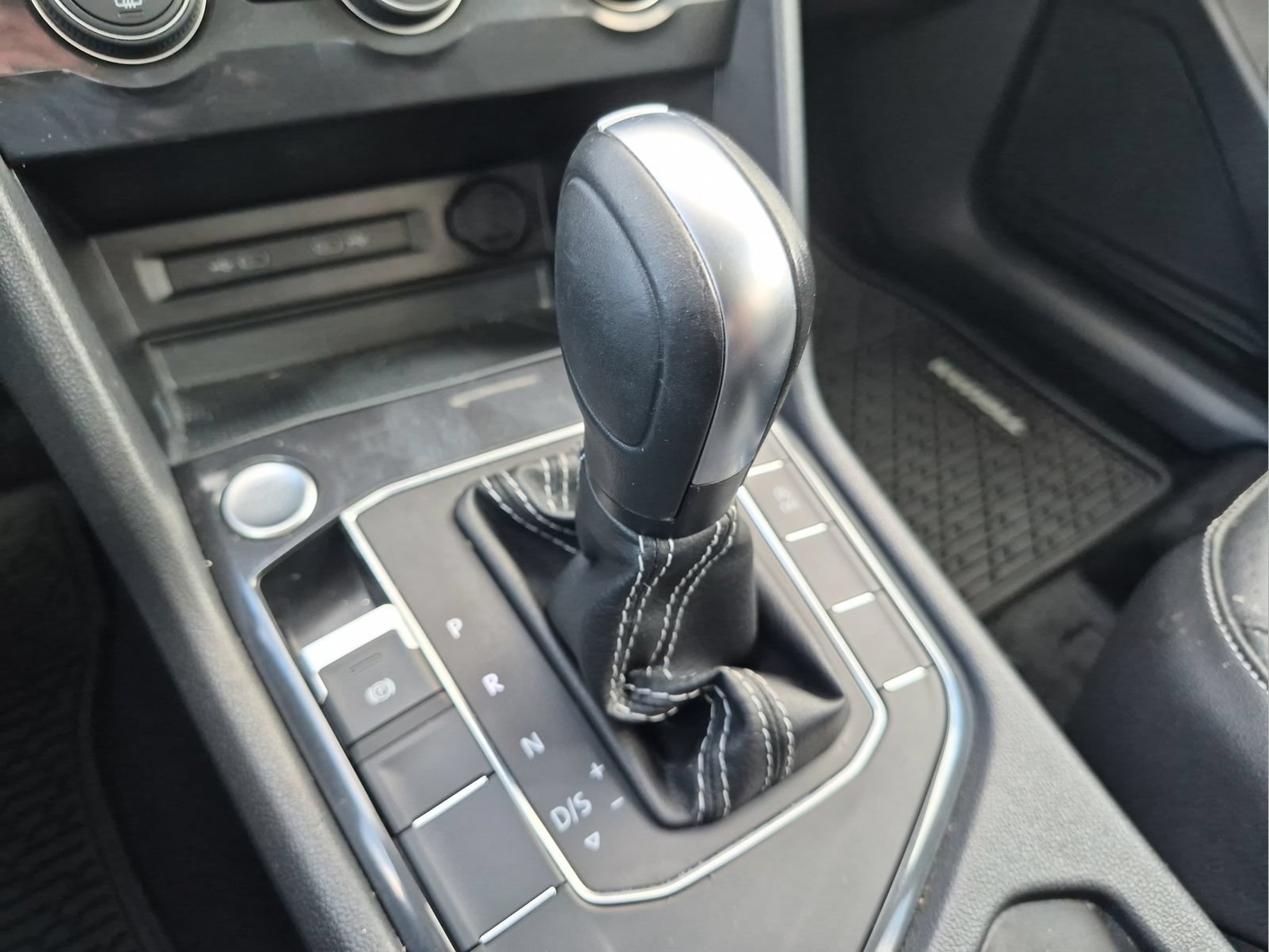 Used 2021 Volkswagen Tiguan SE w/ Panoramic Sunroof Package FWD image 15