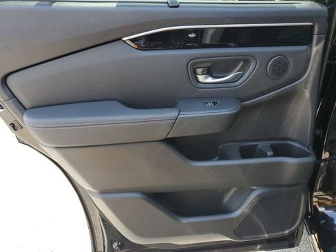 Used 2025 Honda Pilot Touring image 11