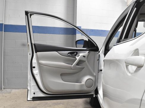 Used 2020 Nissan Rogue Sport SV w/ Technology Package FWD image 9
