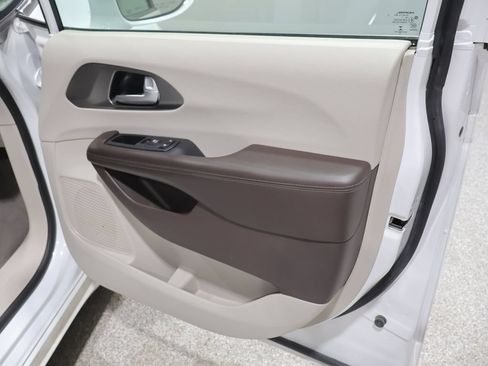 Used 2018 Chrysler Pacifica Touring-L Plus FWD image 29