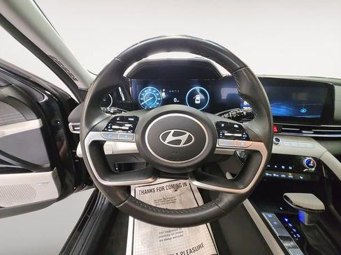Certified 2025 Hyundai Elantra Limited FWD image 13