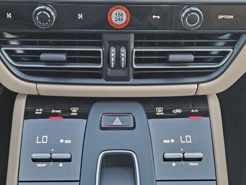 Certified 2025 Porsche Macan image 19