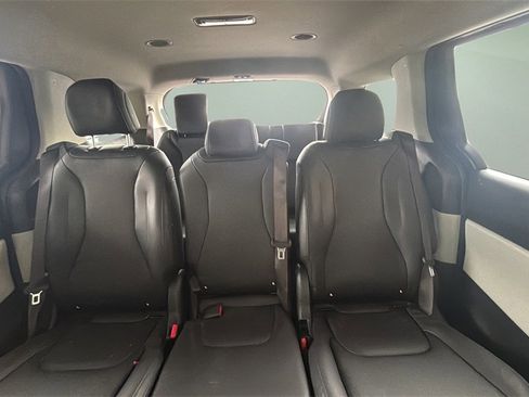 Used 2022 Kia Carnival LX image 11