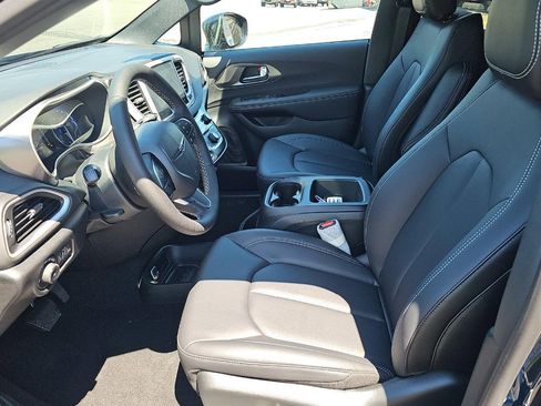 Used 2025 Chrysler Pacifica Select FWD image 7